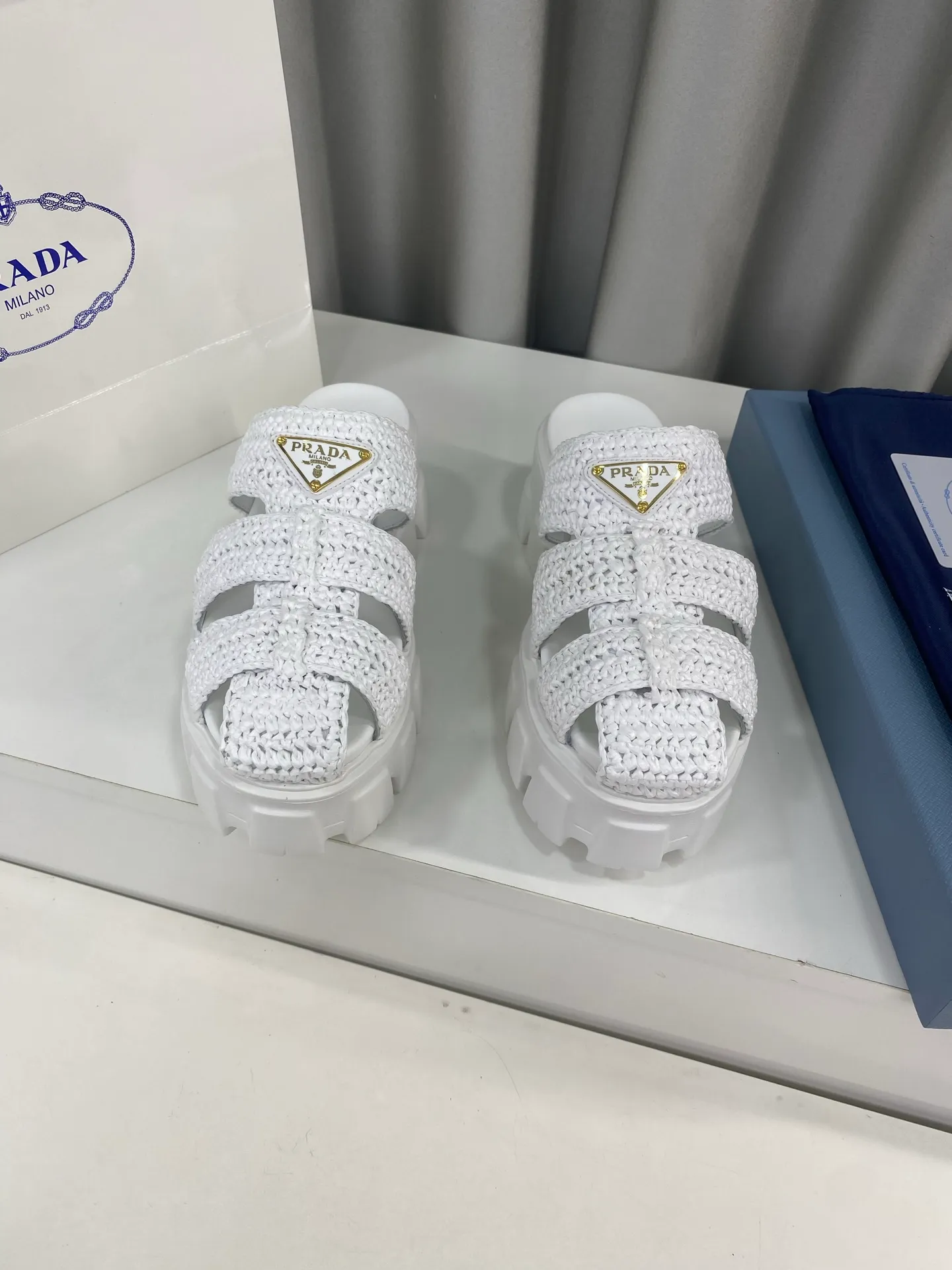👟👟Ex-factory price 520👟👟 Prada's latest bamboo cage weaving thick-soled triangle buckle sandals☑️ Latest environmentally friendly PP material, fully hand-crocheted, just like knitting sweaters, slow work and meticulous work, retro fashionable thick-soled shoes, with woven uppers, making the whole pair of shoes light and comfortable, bright colors, satisfying various choices for fashionable people with different styles! The iconic metal triangle logo is paired with the shape of ancient beach sandals. Every design element is fashionable! Size: Women's 35-39 (34, 40, custom-made, non-returnable) Full set of counter original packaging